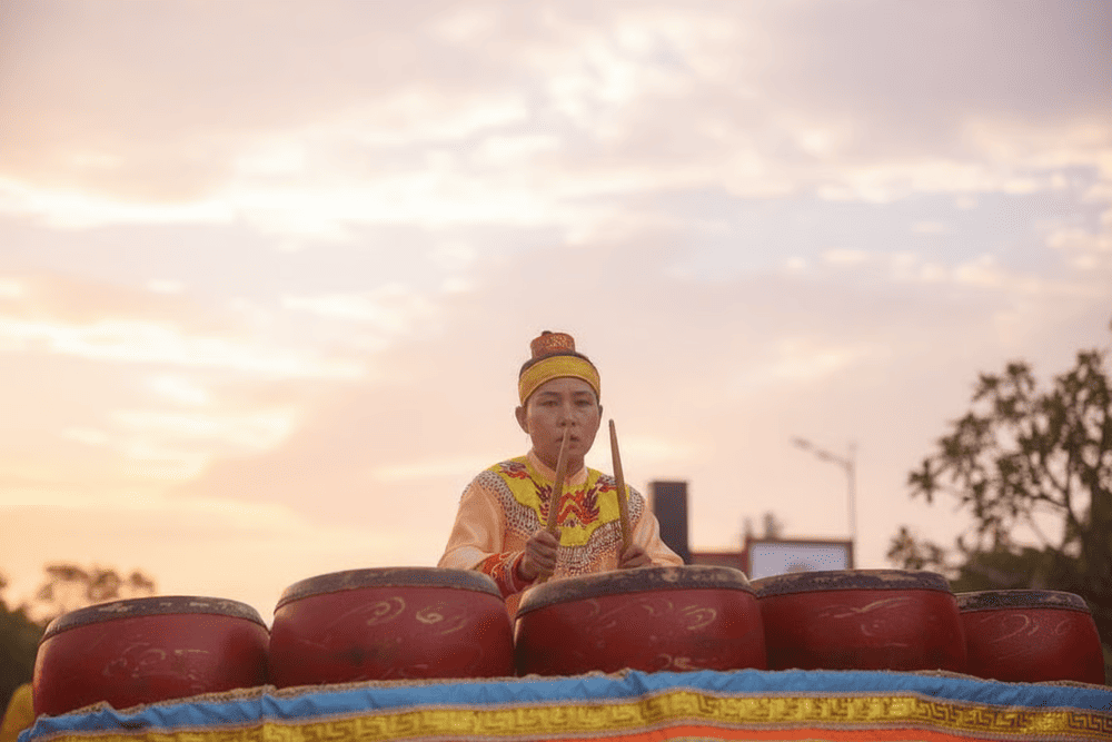 Biểu diễn trống trận Tây Sơn là một điểm nhấn đặc sắc của Hầm Hô